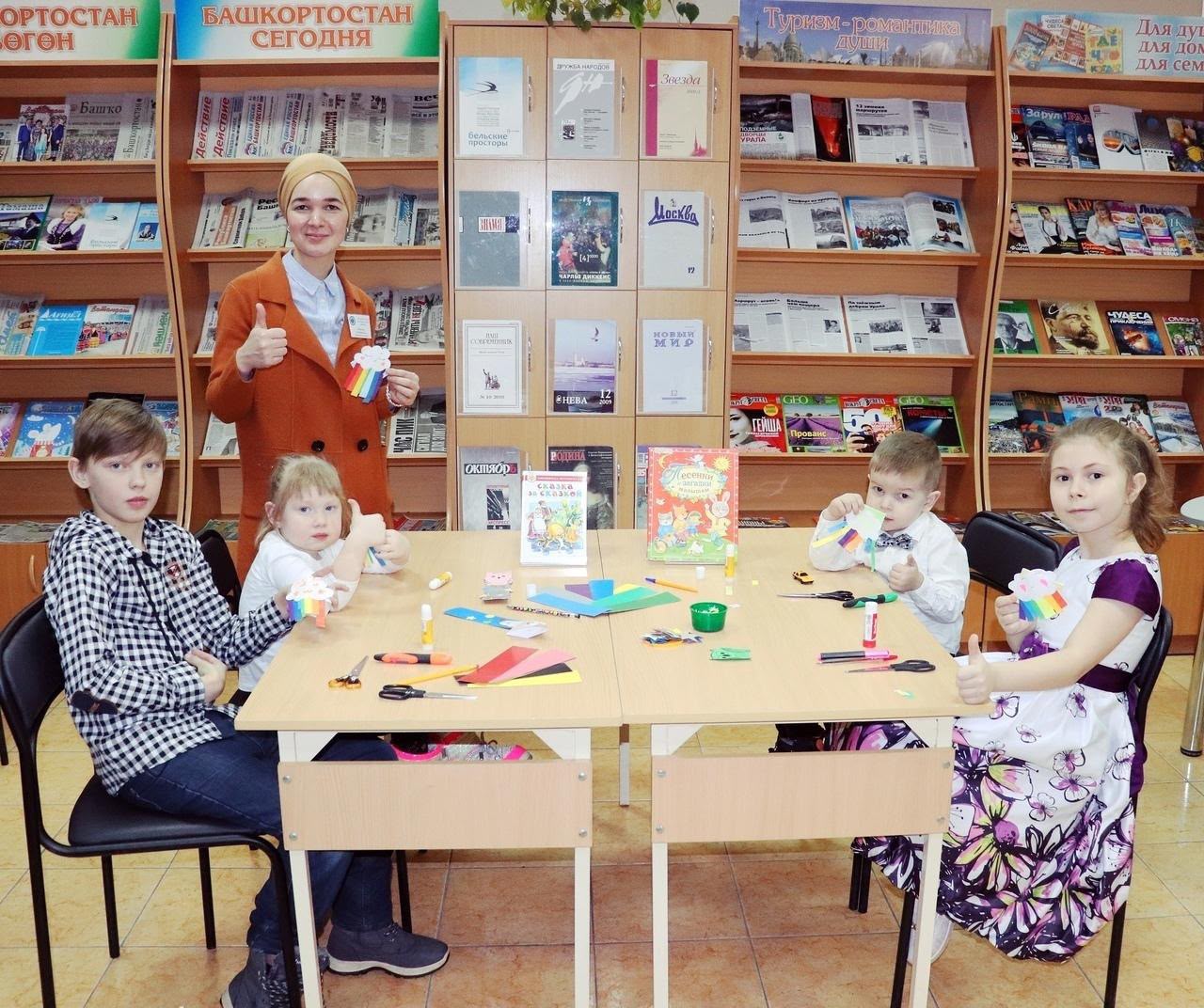 Зухра с детьми за поделками